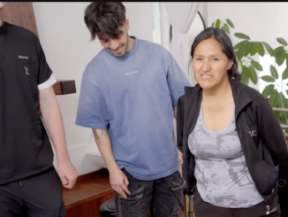 MrBeast y una beneficiada de las prótesis que el youtuber entregó en Ecuador.- FotoMrBeast (captura de video).